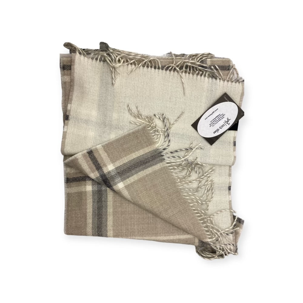 Discover Luxury and Comfort with 100% Baby Alpaca: Tumi Square Pattern Delights Await!"