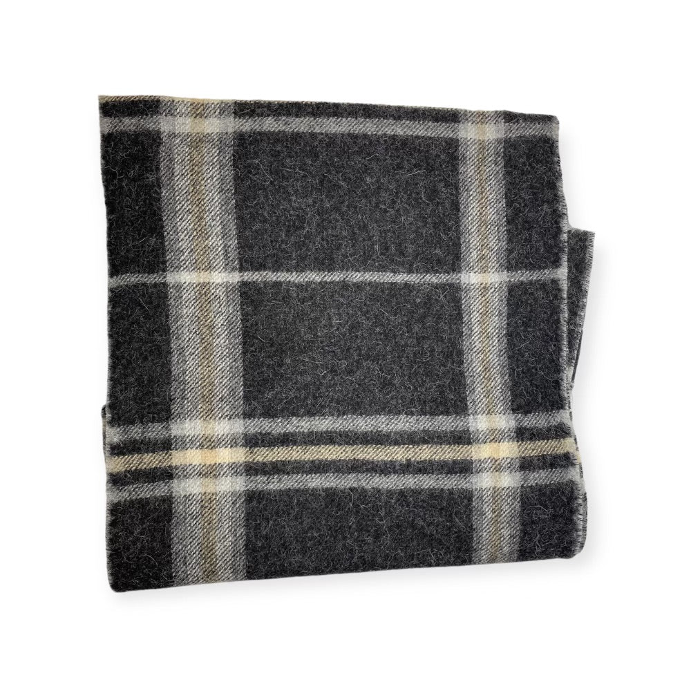 Discover Luxury and Comfort with 100% Baby Alpaca: Tumi Square Pattern Delights Await!"